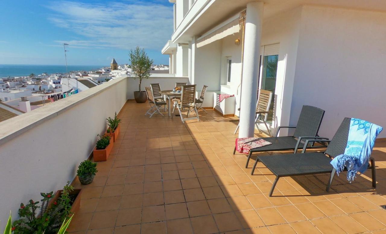 Apartamento tipo penthouse con enorme terraza y vistas al mar Conil De La Frontera Exterior foto