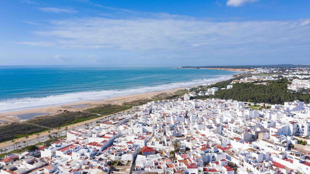 Apartamento tipo penthouse con enorme terraza y vistas al mar Conil De La Frontera Exterior foto