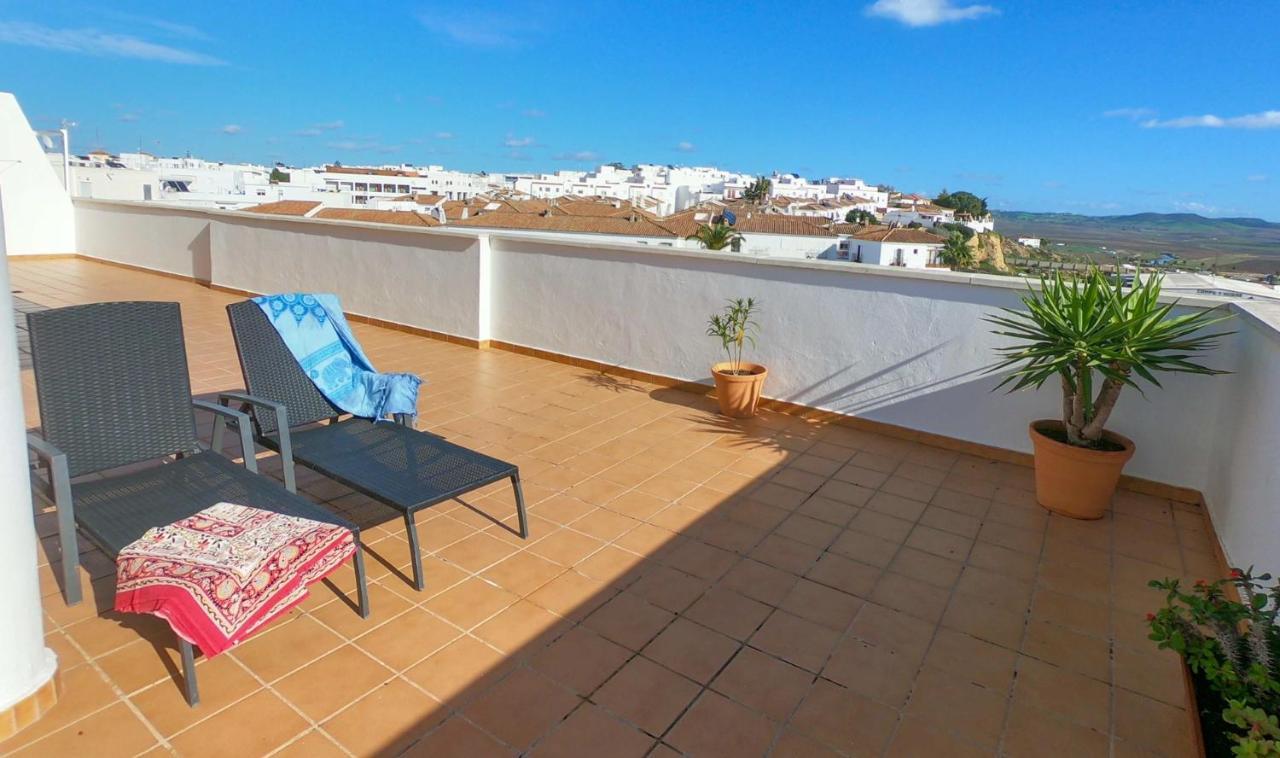 Apartamento tipo penthouse con enorme terraza y vistas al mar Conil De La Frontera Exterior foto